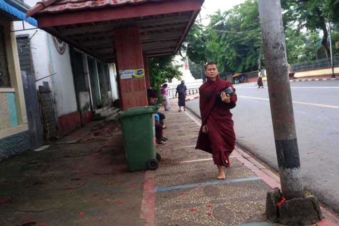 Un monje en el centro de Yangón.