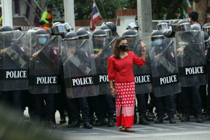Una mujer birmana protesta en Bangkok contra el golpe de Estado en su país.