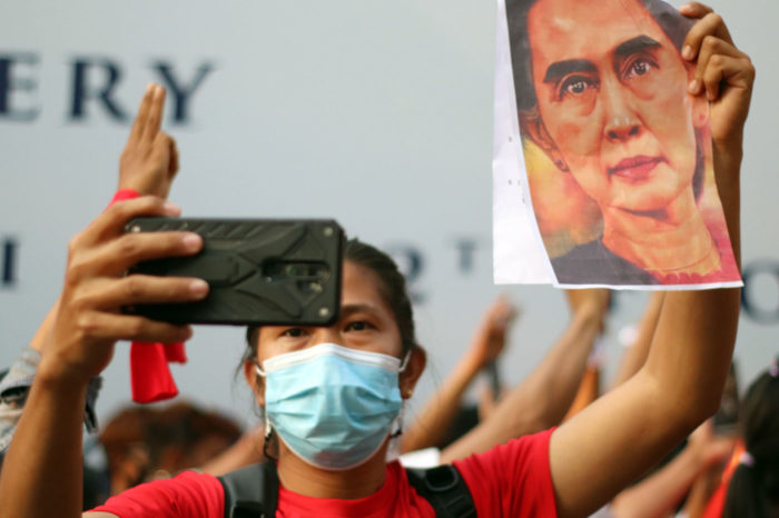 Los inmigrantes birmanos en Bangkok se manifiestan usando imágenes de Suu Kyi. 