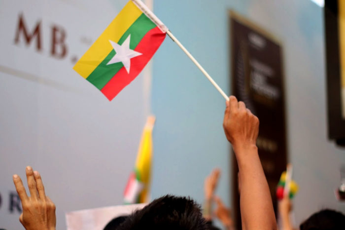 Protesta contra el golpe de Estado en Myanmar en la embajada del país en Bangkok. 