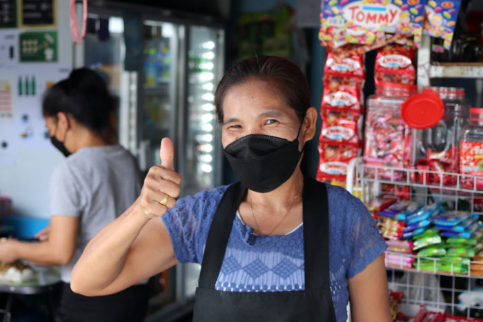 Vendedora tailandesa comida callejera