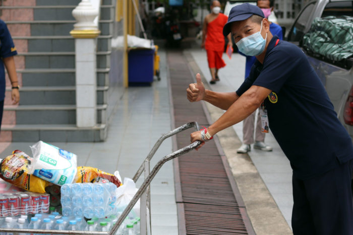 Voluntario donaciones Covid en Tailandia