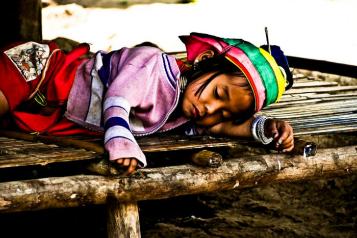 Niña Karen en Tailandia