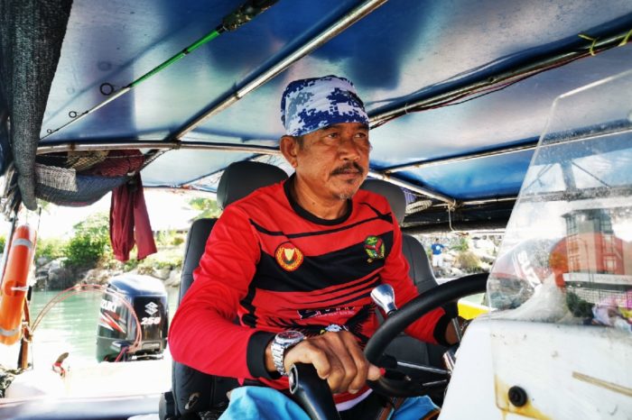 Capitán a los mandos del barco