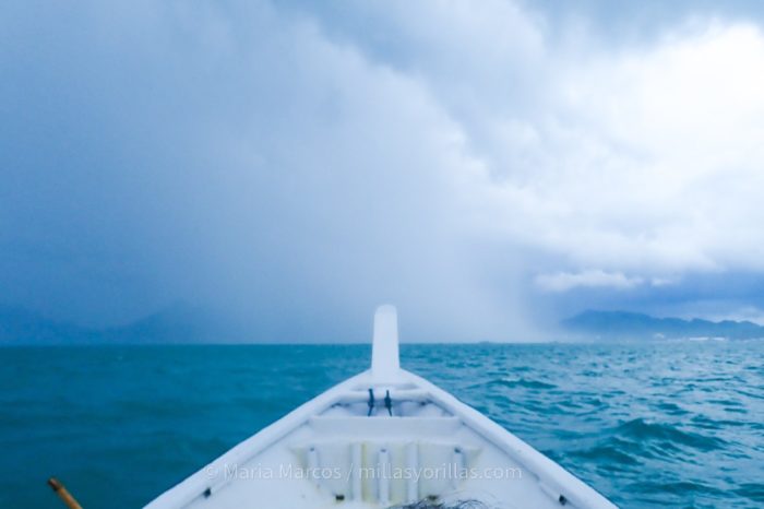 Entrando en la tormenta antes de que se hiciera de noche. A lo lejos, Langkawi.
