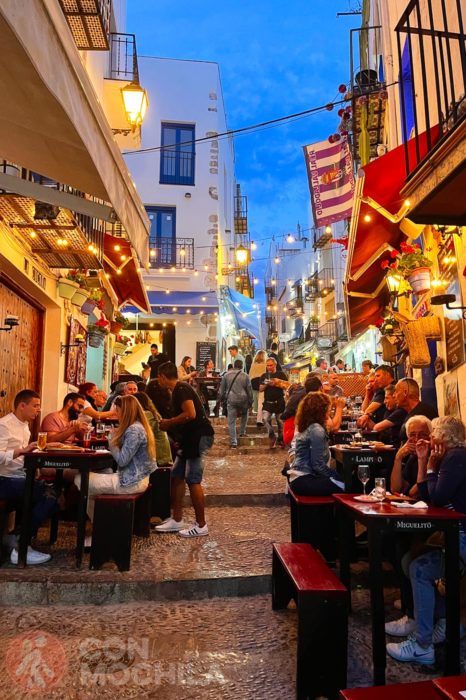 Calle repleta de restaurantes