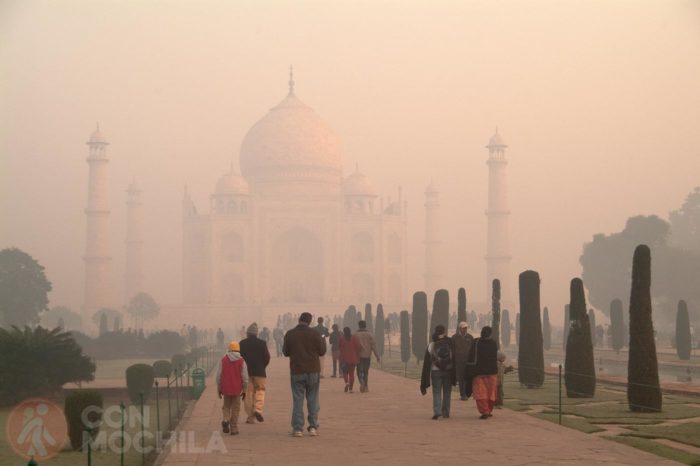 Vista del Taj Mahal con los minaretes