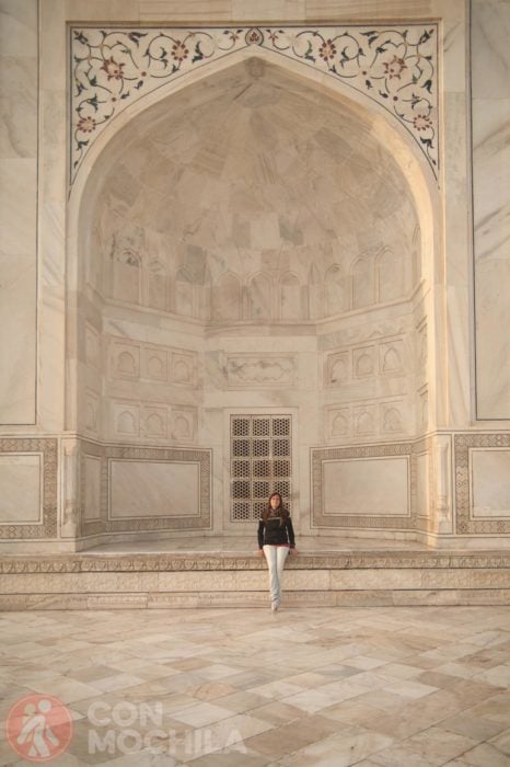 Detalle del iwan que refleja lo enorme del mausoleo del Taj Mahal