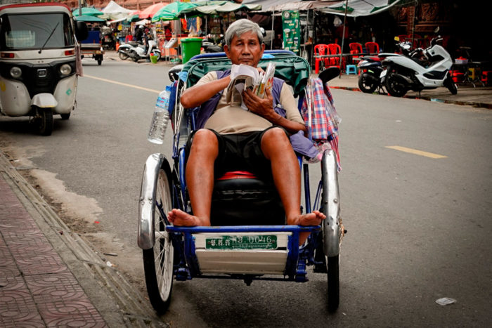 Hombre Camboya en la calle de Phnom Pehn