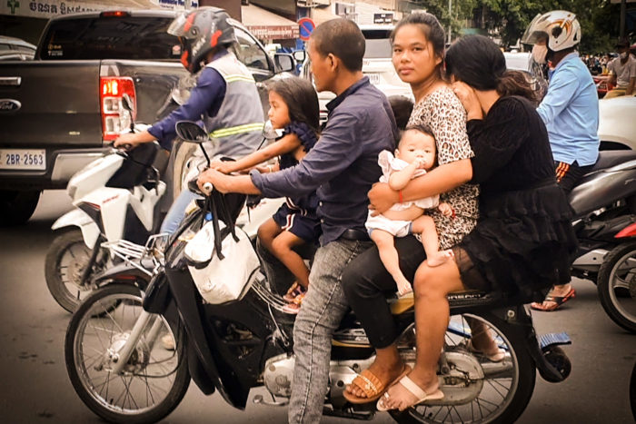 moto con familia en Camboya