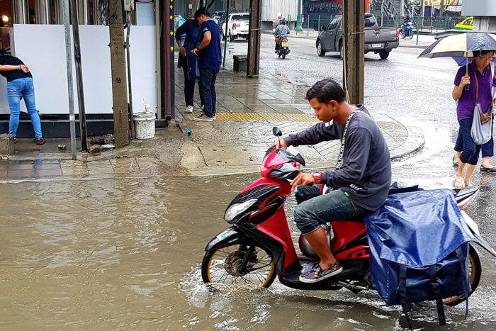 lluvia moto bangkok 1