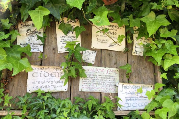Tablón de anuncios en la posada El Dragón Verde