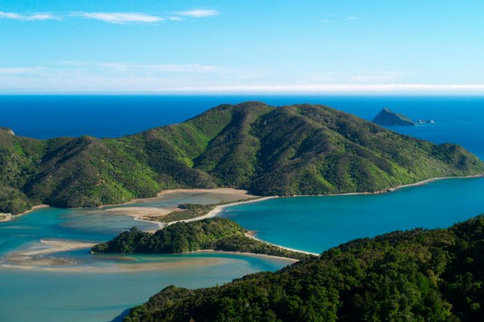 Un escenario impresionante, con la tierra y la isla apenas separadas por unos metros de rugiente mar