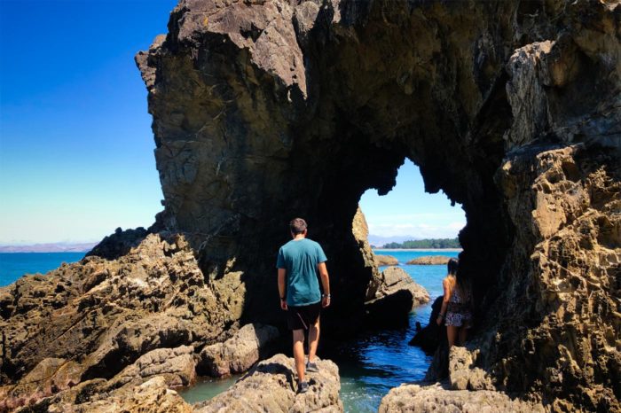 Pequeños arcos naturales, acantilados escalables o rocas puntiagudas son solo un par de ejemplos de lo que te espera en White Bay