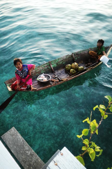 Dos hermanos se acercan a vendernos lo que había capturado su papá por la mañana, mientras constantemente sacan agua de la canoa