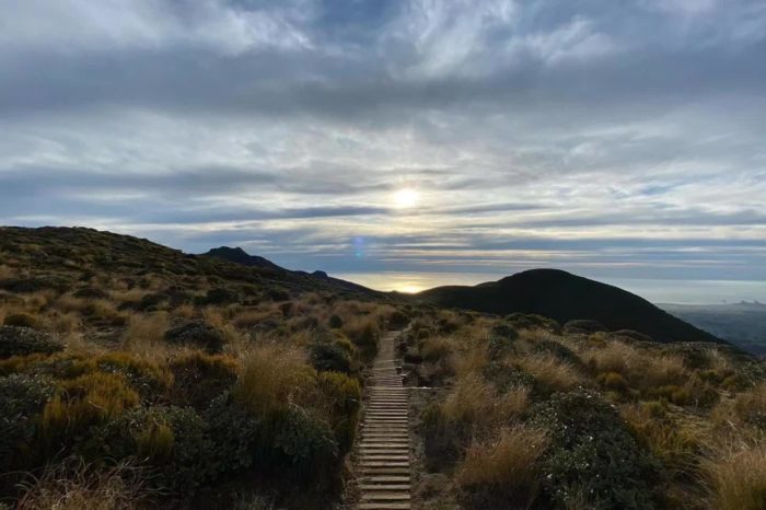 Una senda que atraviesa bosques, llanuras, pantanos y laderas montañosas