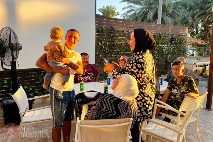 Una familia jugando con Andreu