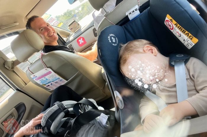 Andreu durmiendo en su sillita de viaje
