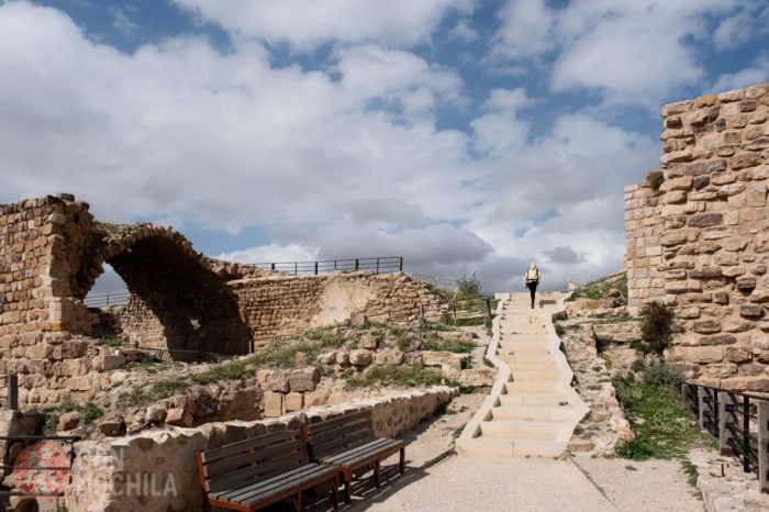 Otra vista del castillo con la capilla a la izquierda