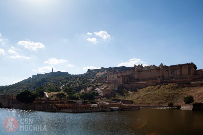 El lago con el fuerte Amber al findo
