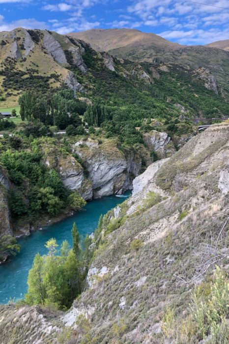 ¿Ves ese puente en la esquina superior derecha? Pues desee ahí saltarás :)