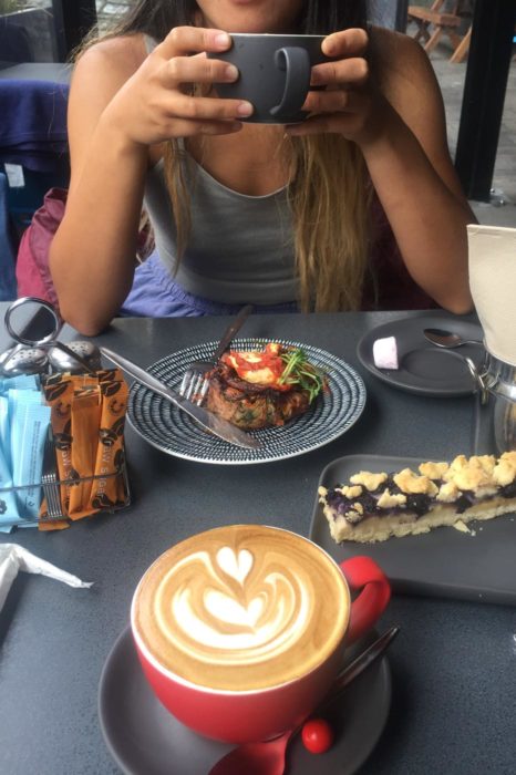 Café delicioso y comida sabrosa