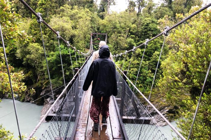 Puente colgante de Hokitika Gorge durante un día lluvioso