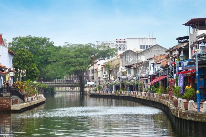 El río Melaka asaetea la ciudad