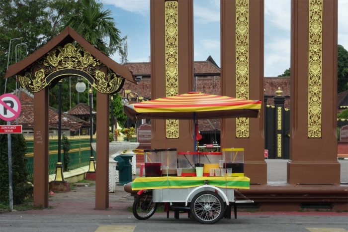 Un puesto de refrescos en el entorno del Palacio del Sultán