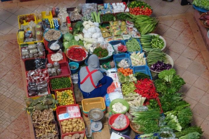 Uno de los puestos visto desde la tercera planta del mercado