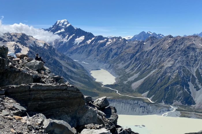 Mt Cook dominando la cordillera alpina y los lagos y valles de la región