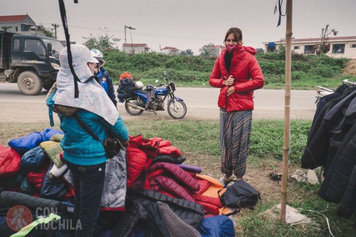 Probándonos chaquetas a la salida de Hanoi