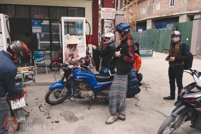 Llenando el depósito de la moto
