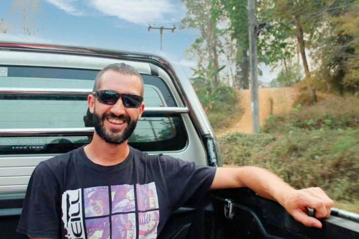 Raúl feliz y contento en la pickup