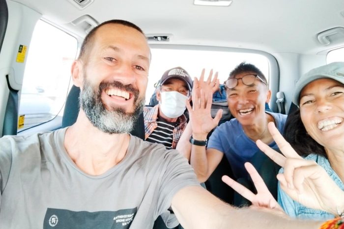 Todos ya dentro del coche, comenzamos el viaje mediante signos poquito inglés y Mr. Google