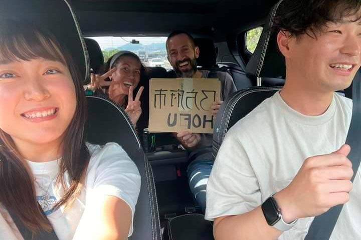 La parejita que finalmente nos dejaría en el camping de Hofu