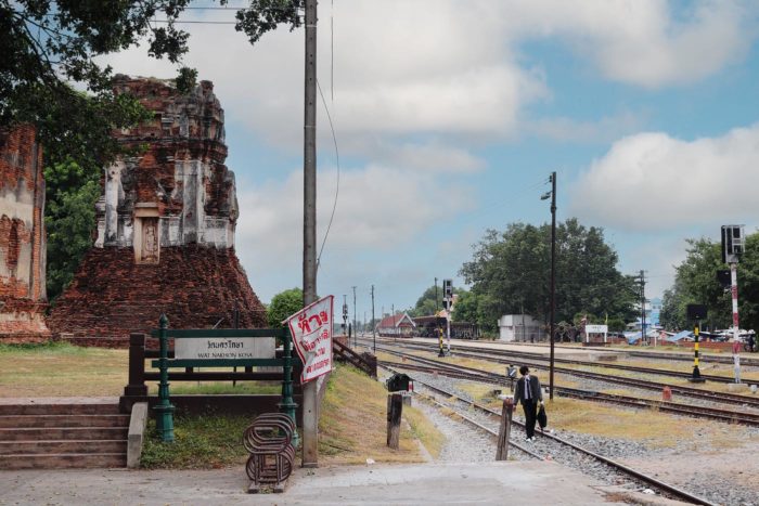 El Wat Nakhon Kosa está justo a la vía del tren