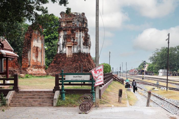 El Wat Nakhon Kosa está justo a la vía del tren