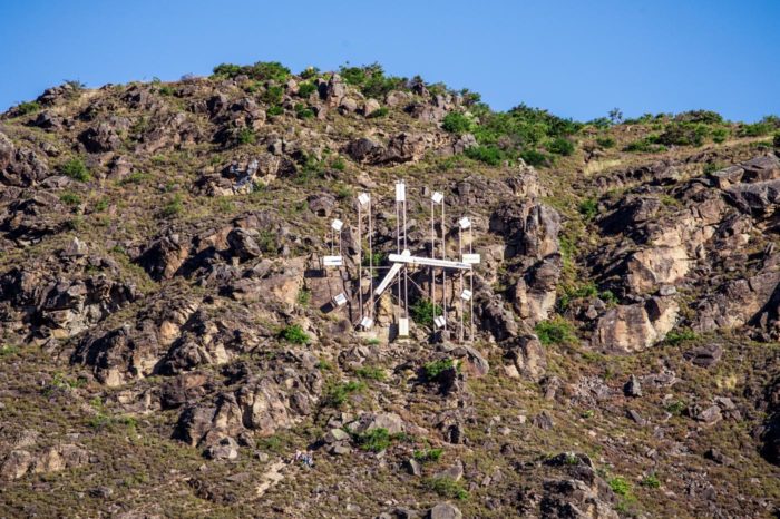 El reloj sobre la montaña