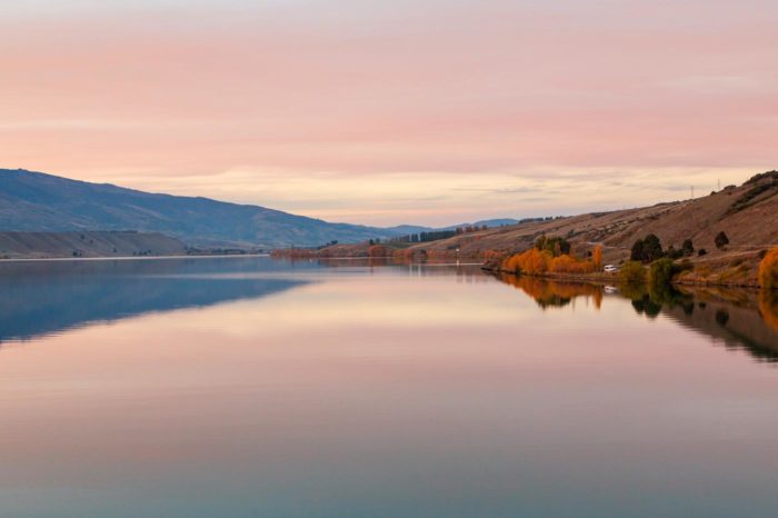 Un lago tranquilo donde realizar diferentes actividades