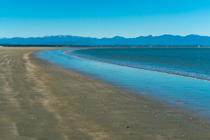 Sus casi dos kilómetros de playa te invitarán a bañarte