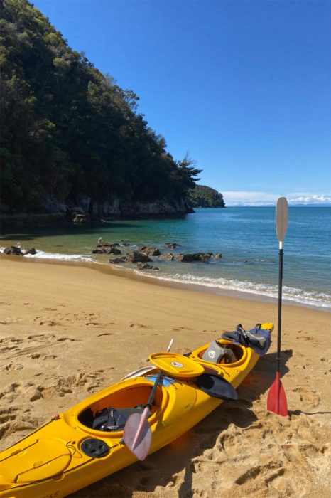 En kayak bordeando la soleada costa