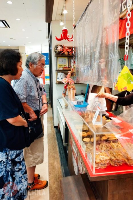 La pareja en el puesto de Tako tempura
