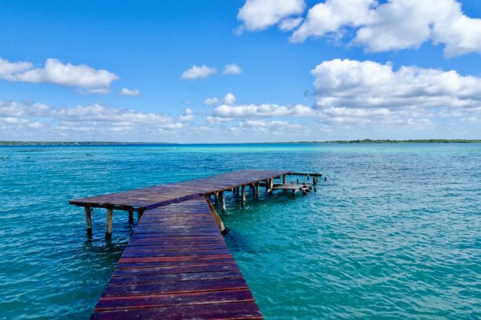 El pueblo de Bacalar goza de un ambiente espectacular y cuenta con decenas de accesos directos a la laguna