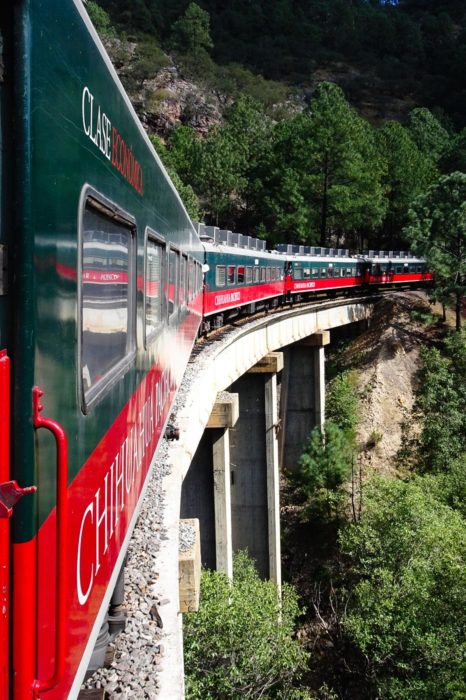 El tren Chepe atraviesa las Barrancas del Cobre, saliendo de Chihuaha y cruzando las montañas de Sinaloa hasta llegar al mar