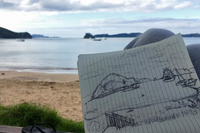 Thea dibujando la playa de Paihia