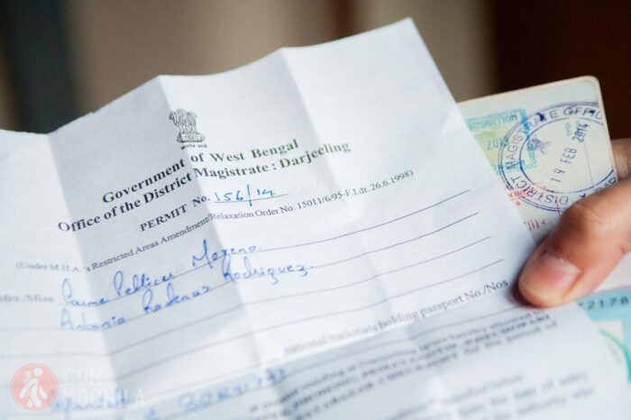 El permiso en cuestión y el cuño en el pasaporte