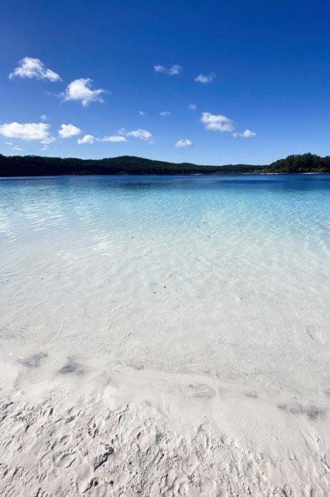 Arena blanca y aguas cristalinas 