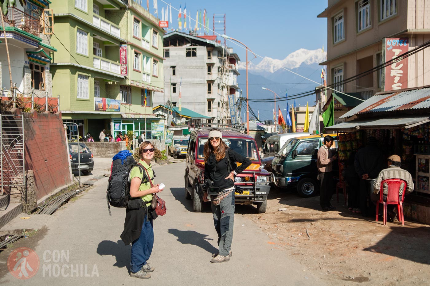 Comienzo del trekking con Pauline y el Kanchenjunga de fondo