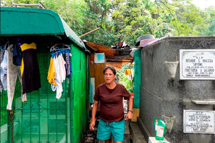 Mujer filipina en el cementerio de Manila